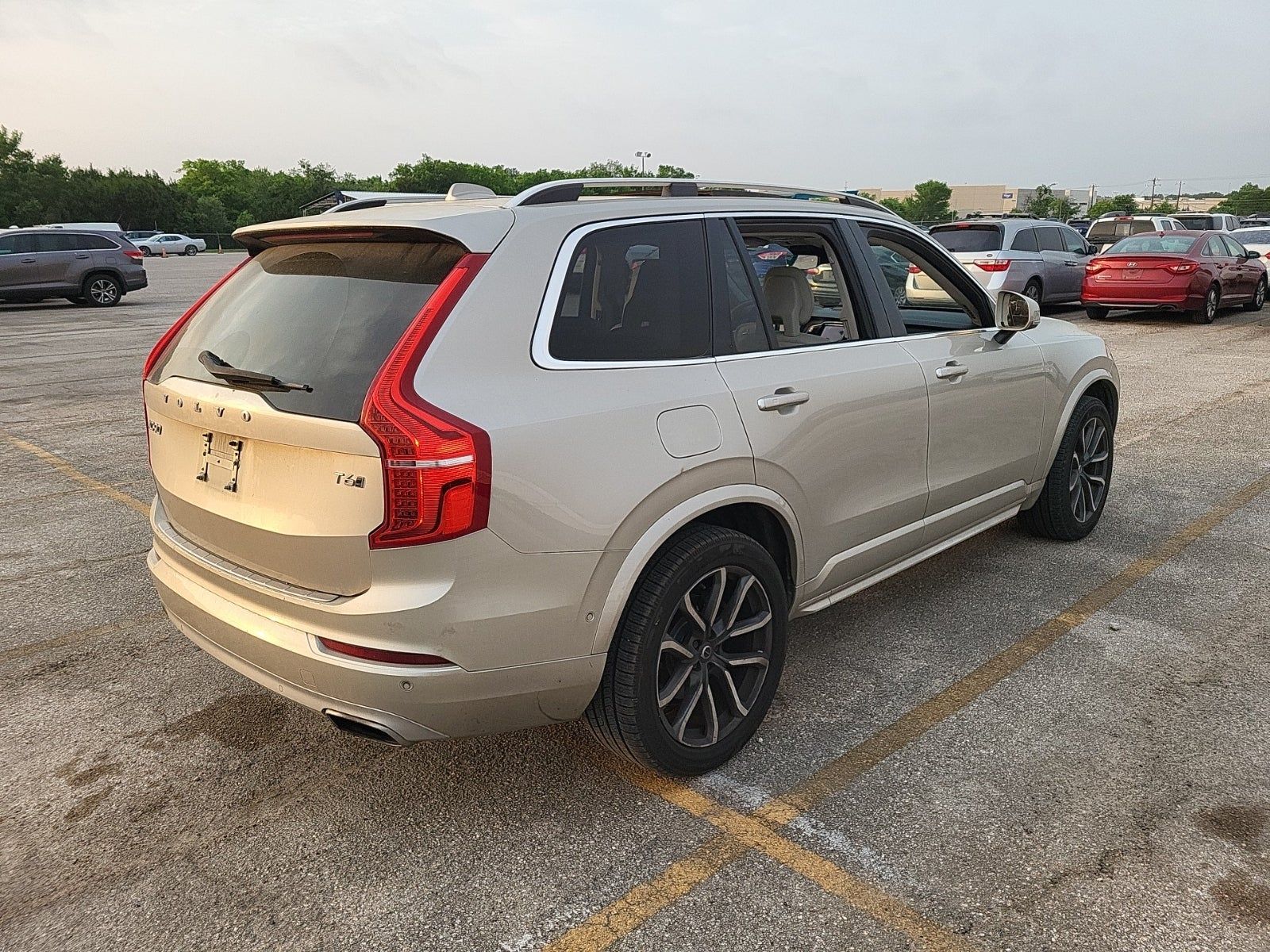 2016 Volvo XC90 T6 Momentum AWD