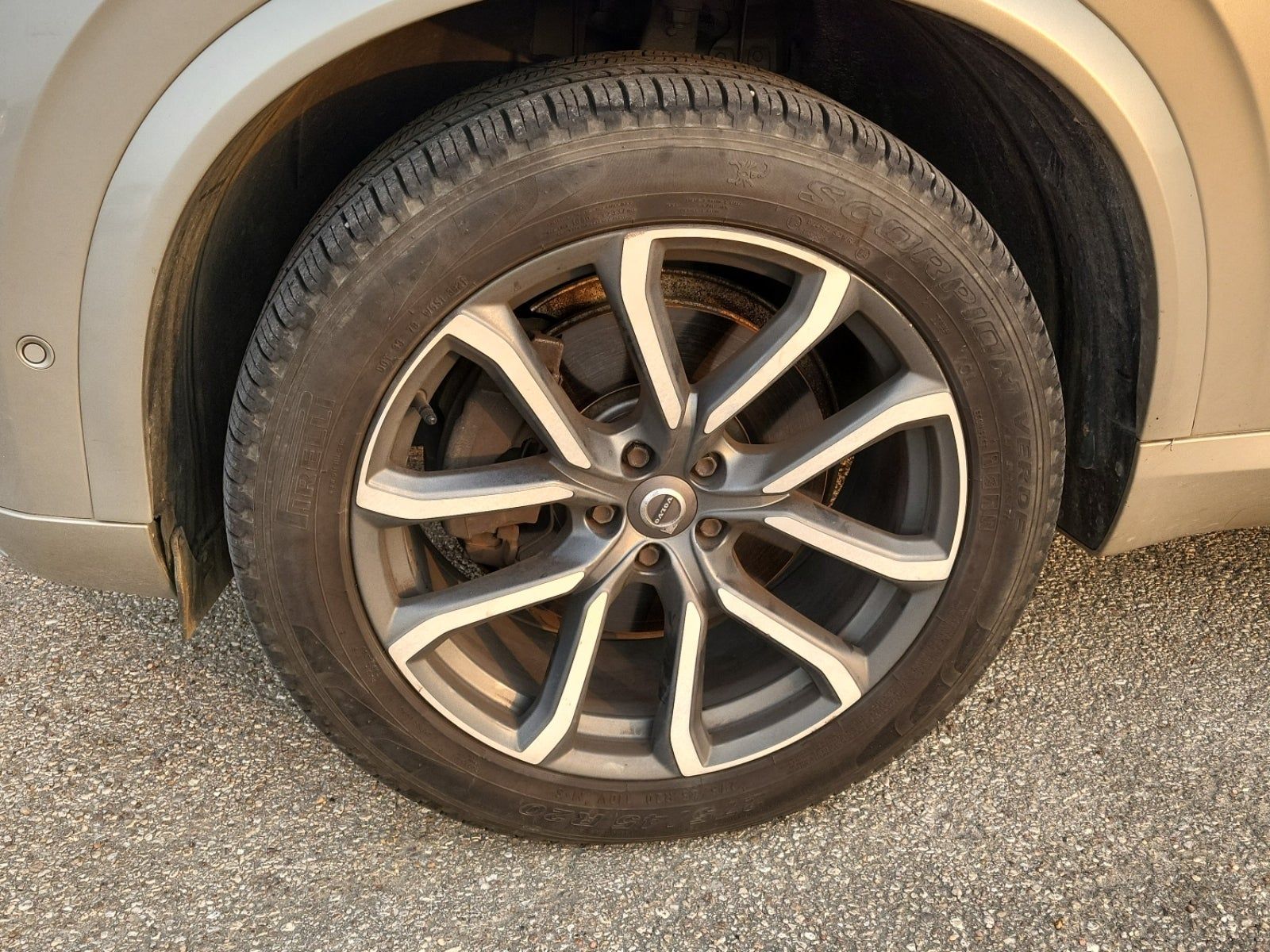 2016 Volvo XC90 T6 Momentum AWD