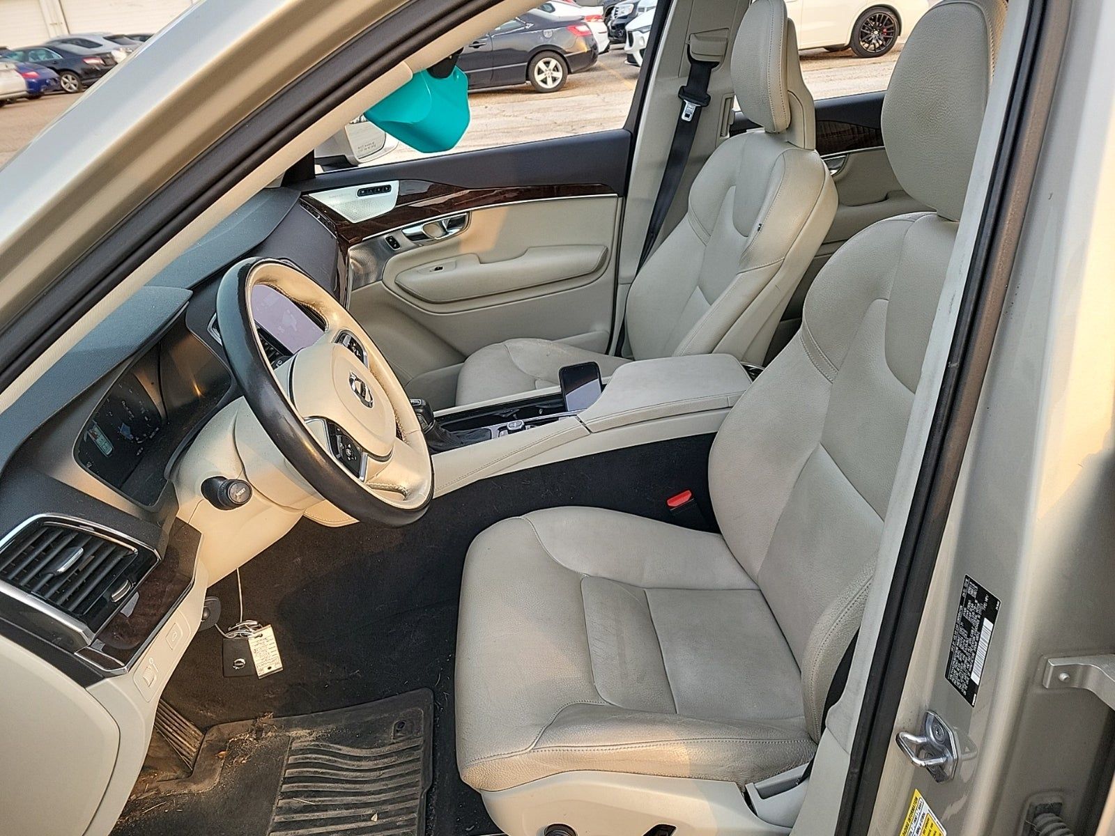 2016 Volvo XC90 T6 Momentum AWD