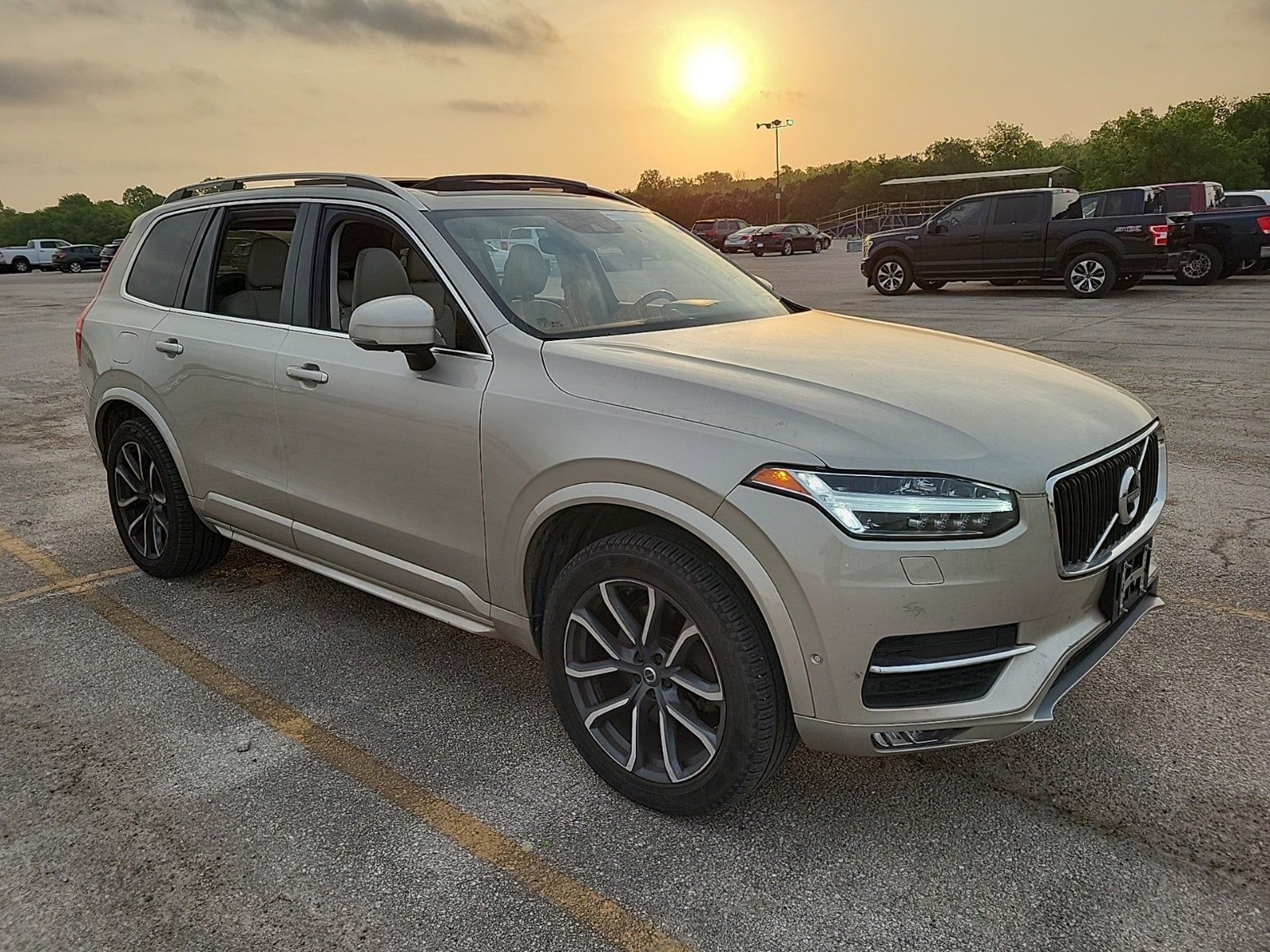2016 Volvo XC90 T6 Momentum AWD