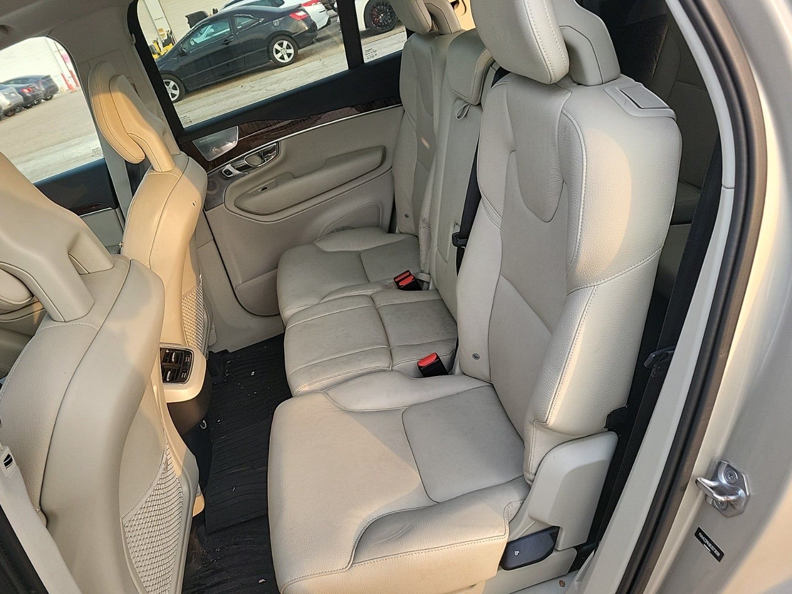 2016 Volvo XC90 T6 Momentum AWD