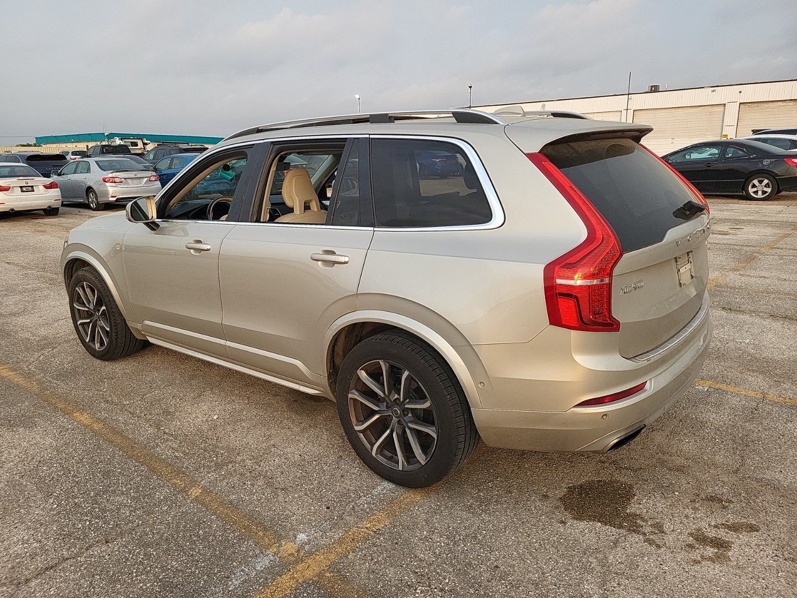 2016 Volvo XC90 T6 Momentum AWD