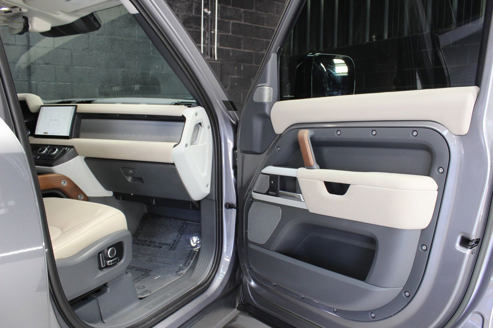 2023 Land Rover Defender 130 SE AWD