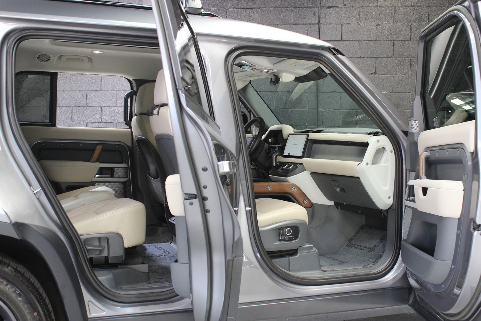 2023 Land Rover Defender 130 SE AWD