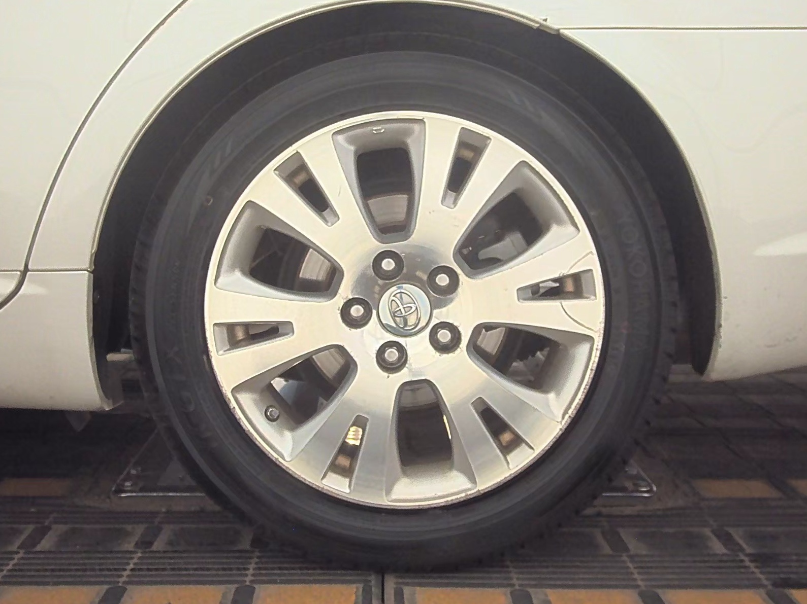 2010 Toyota Avalon XLS FWD