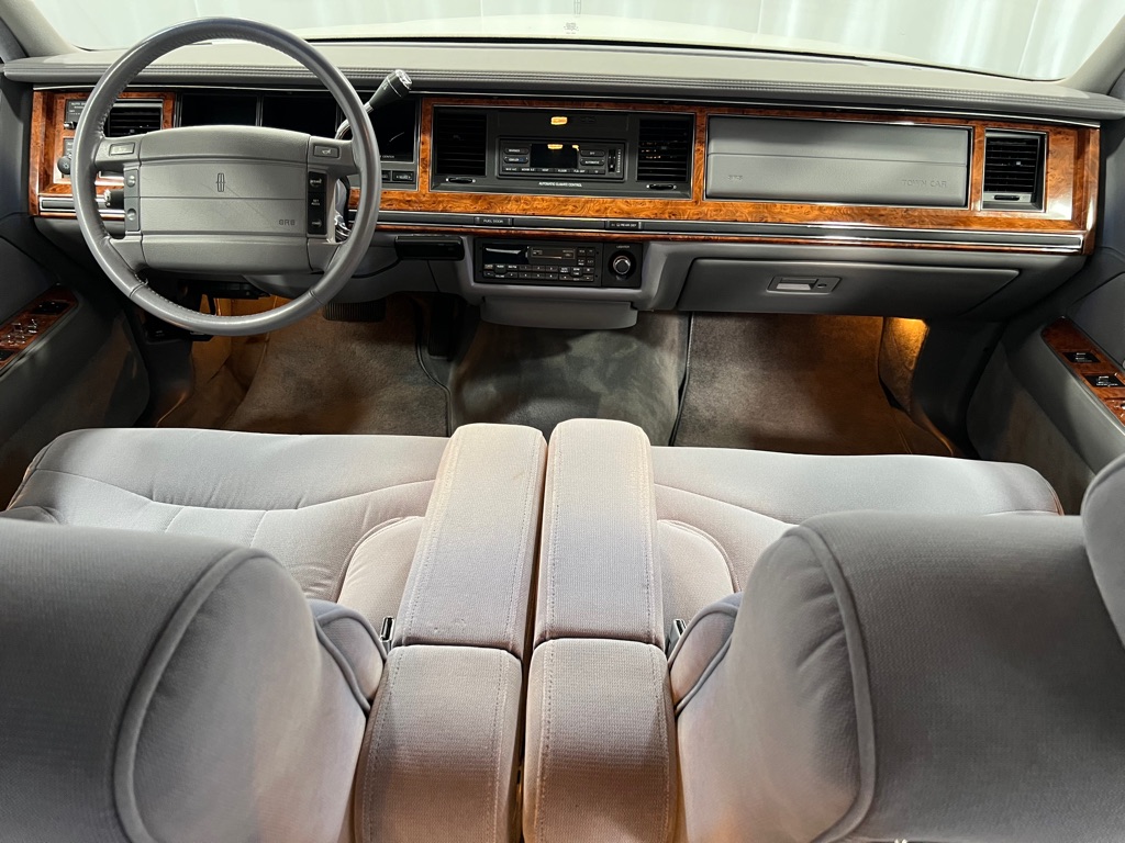 Lincoln Town Car Signature снимка Lincoln Town Car Signature