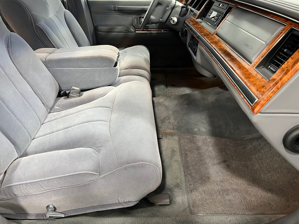 Lincoln Town Car Signature снимка Lincoln Town Car Signature