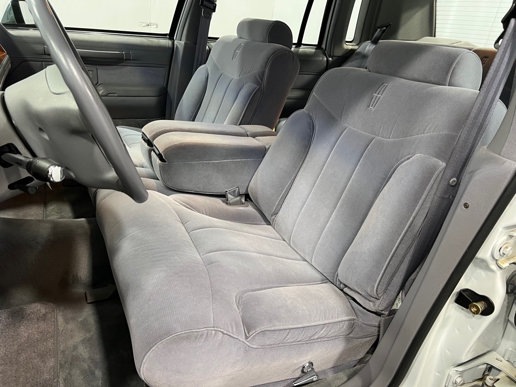 Lincoln Town Car Signature снимка Lincoln Town Car Signature