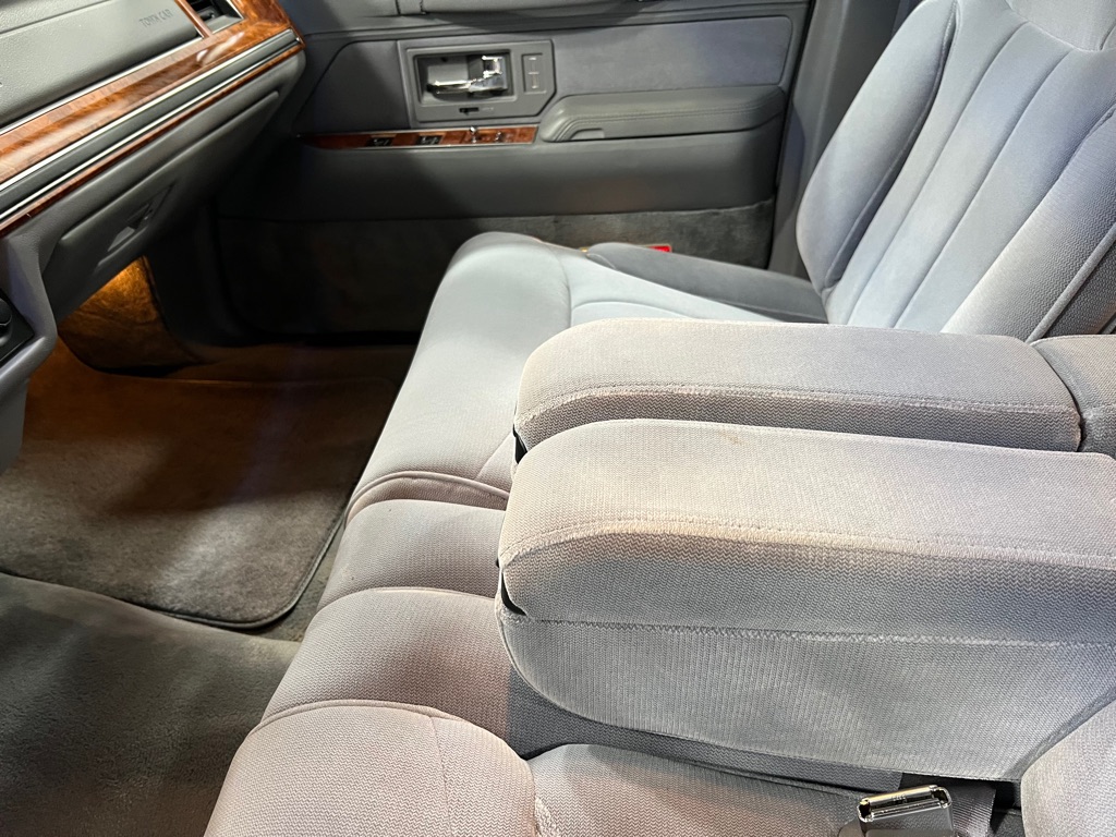 Lincoln Town Car Signature снимка Lincoln Town Car Signature