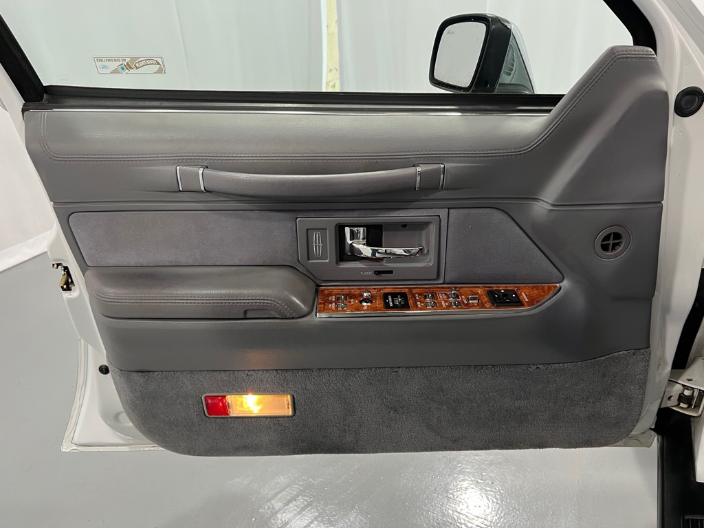 Lincoln Town Car Signature снимка Lincoln Town Car Signature