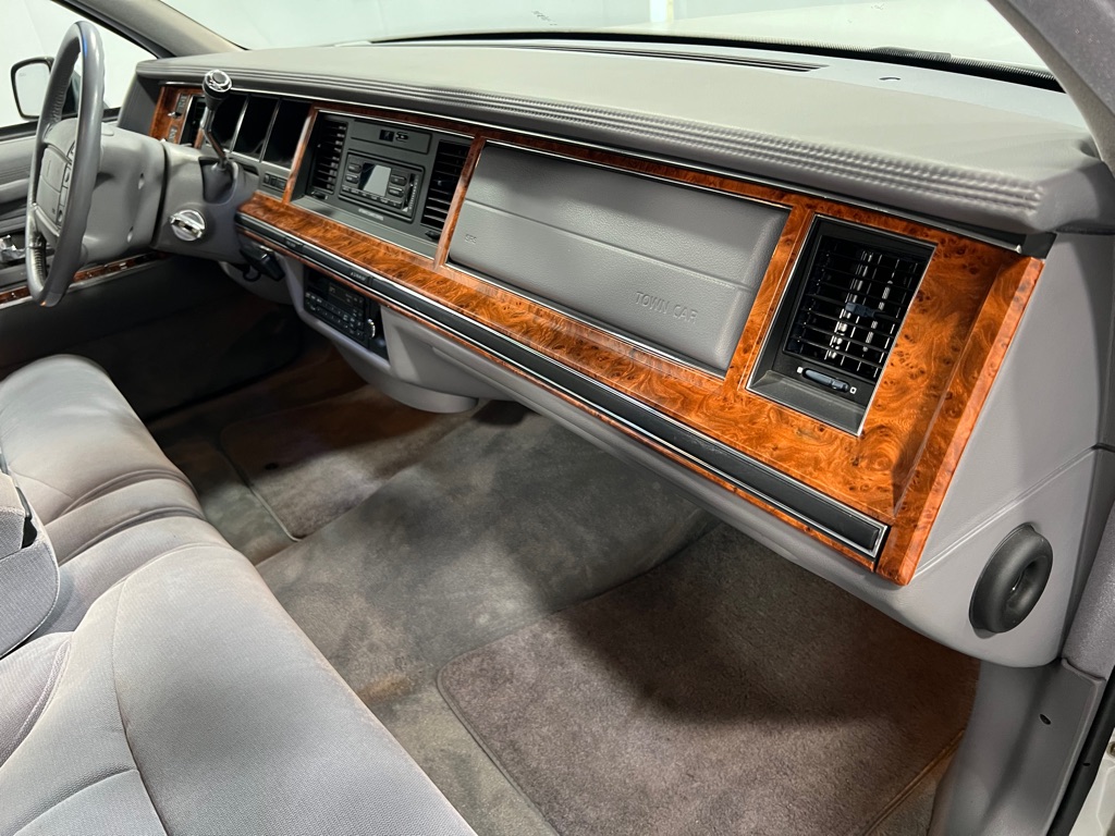 Lincoln Town Car Signature снимка Lincoln Town Car Signature