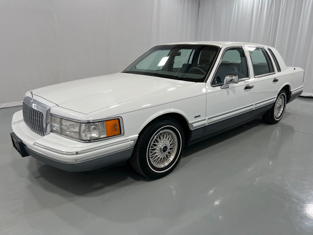 Lincoln Town Car Signature снимка Lincoln Town Car Signature