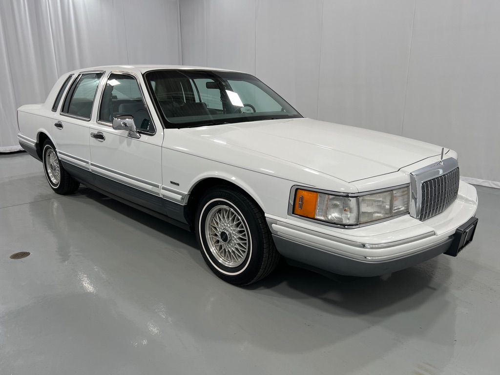Lincoln Town Car Signature снимка Lincoln Town Car Signature