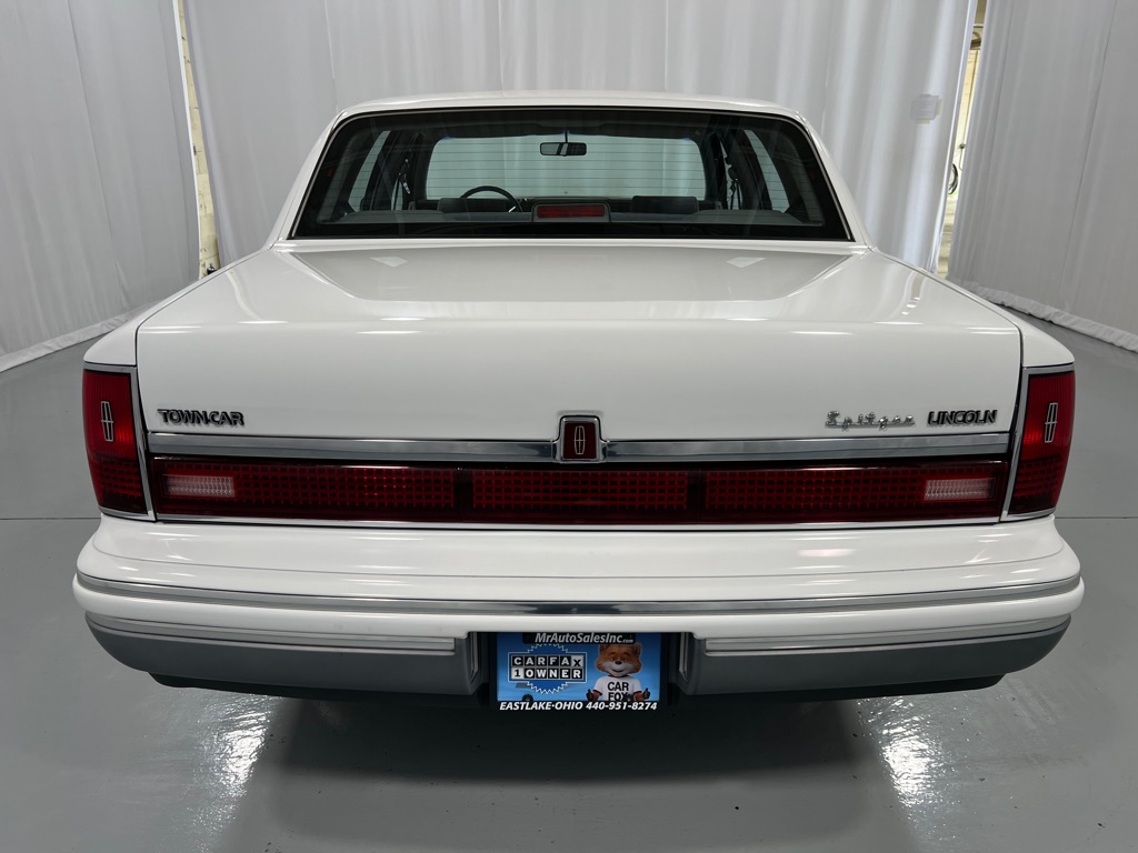 Lincoln Town Car Signature снимка Lincoln Town Car Signature