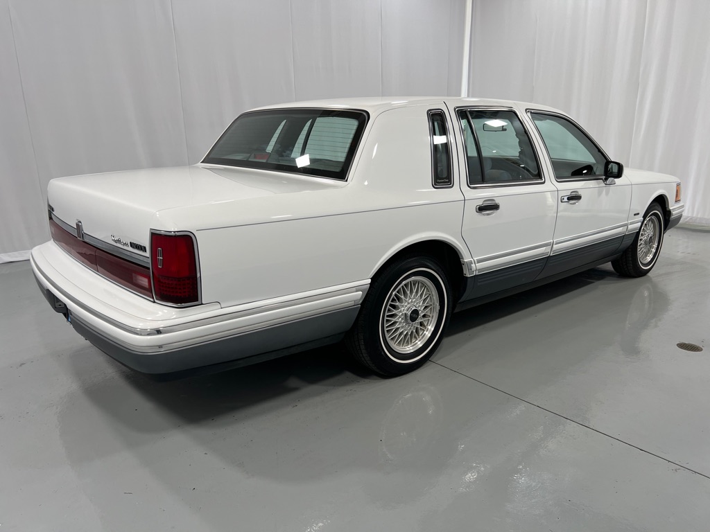 Lincoln Town Car Signature снимка Lincoln Town Car Signature