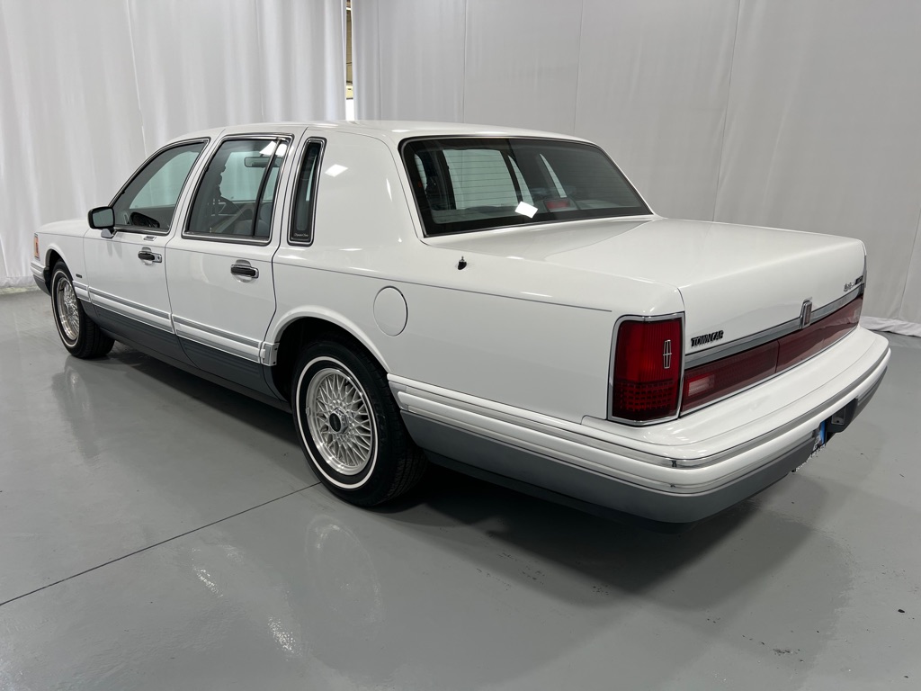 Lincoln Town Car Signature снимка Lincoln Town Car Signature