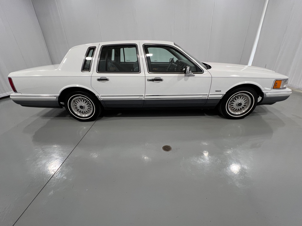 Lincoln Town Car Signature снимка Lincoln Town Car Signature