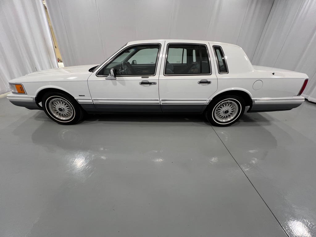 Lincoln Town Car Signature снимка Lincoln Town Car Signature
