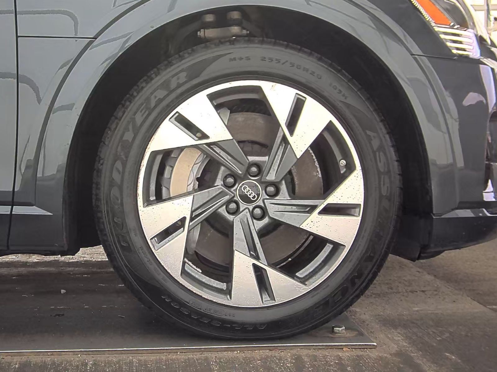 2022 Audi e-tron Premium AWD