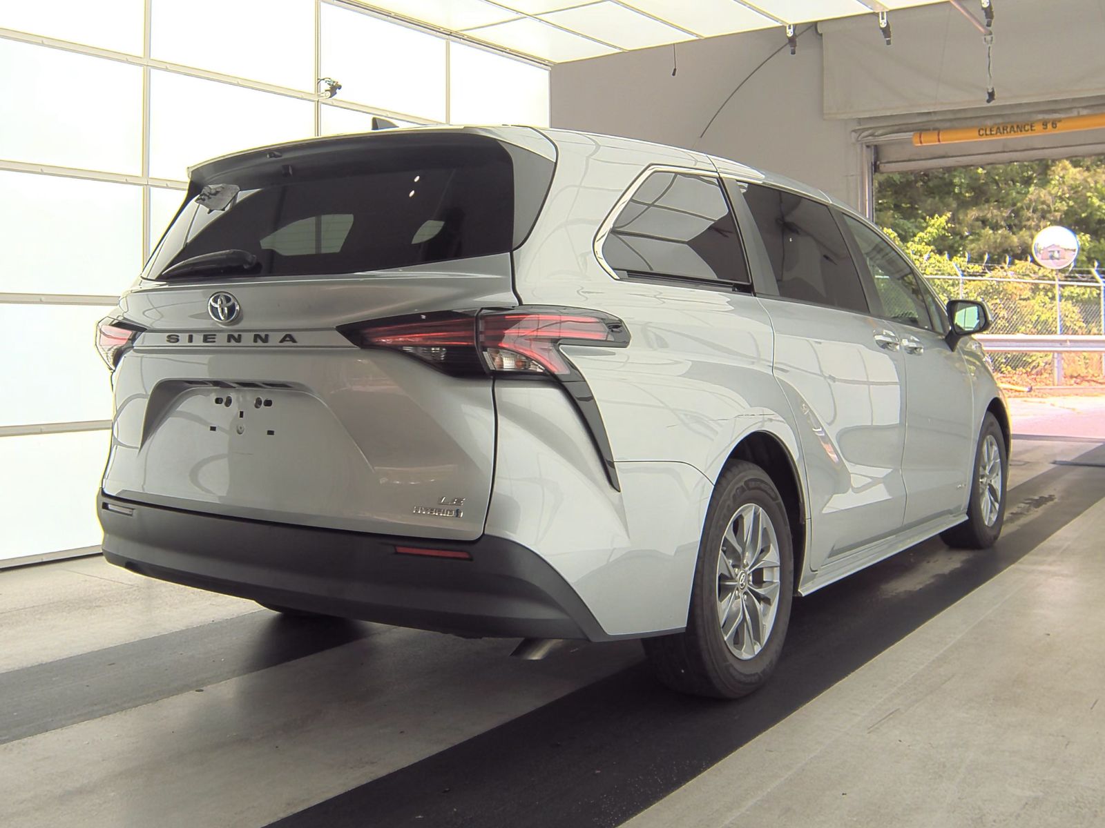 2021 Toyota Sienna LE FWD