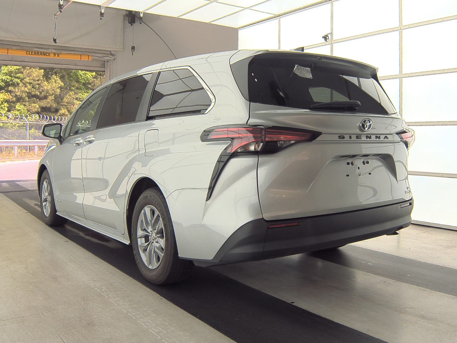 2021 Toyota Sienna LE FWD