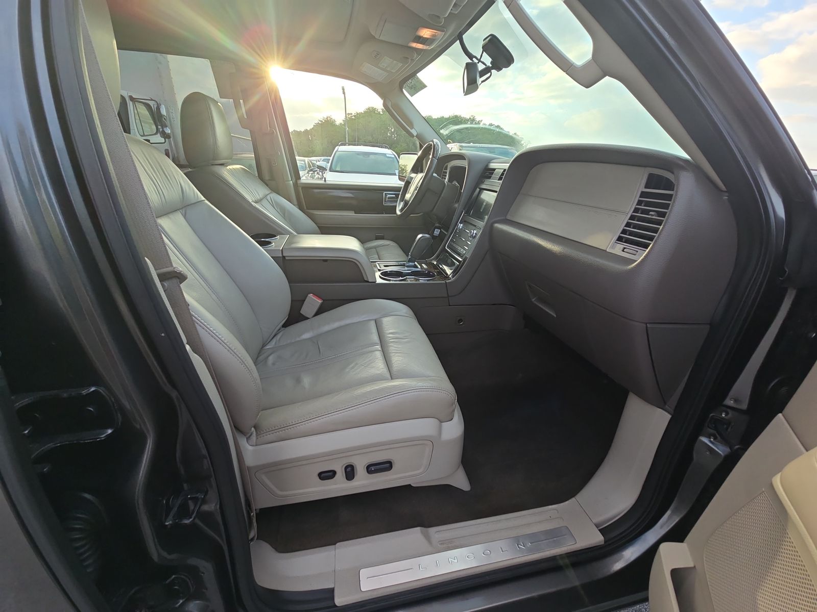 2016 Lincoln Navigator Select RWD