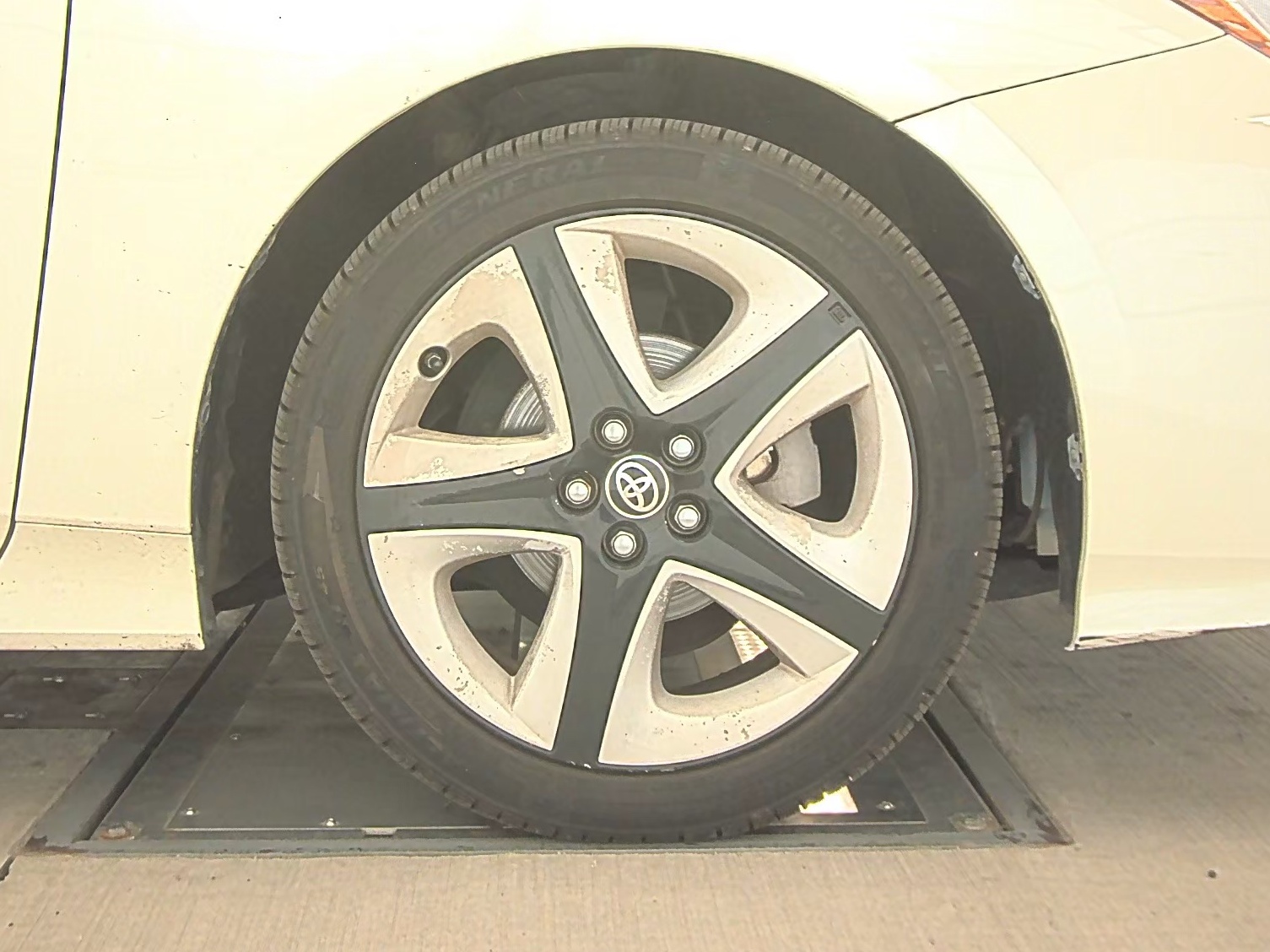 2016 Toyota Prius Three Touring FWD