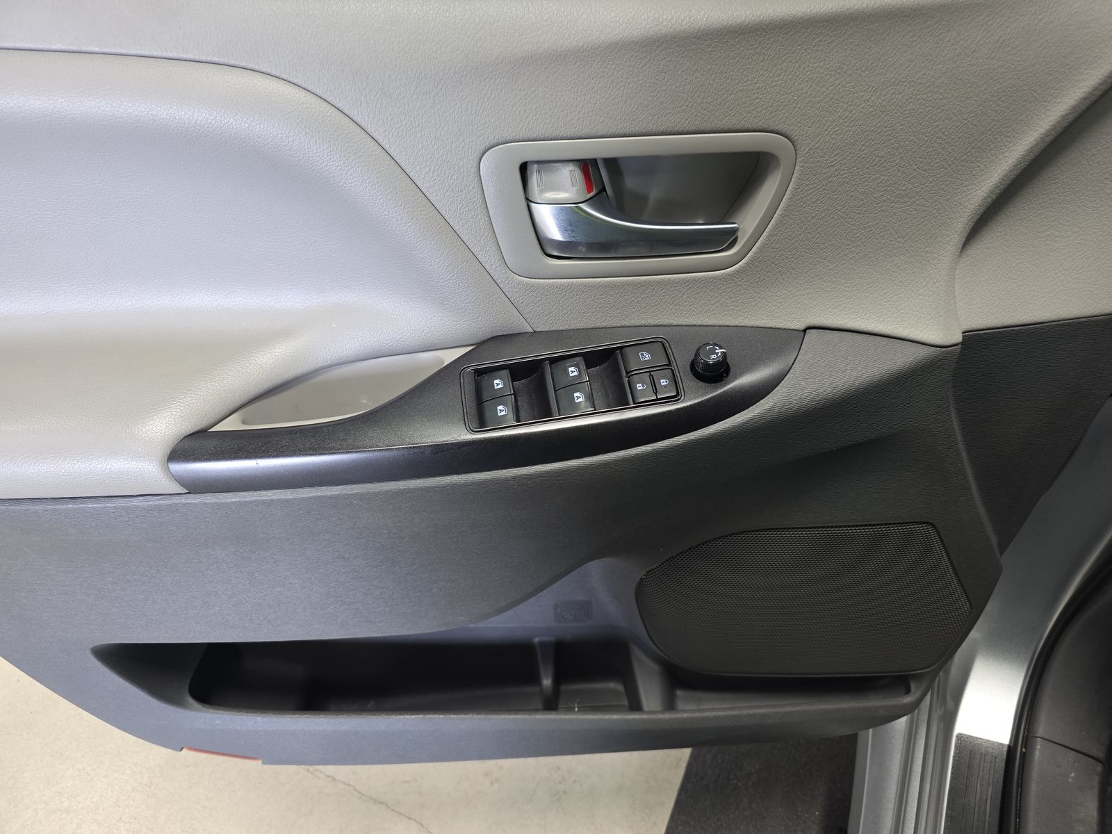 2020 Toyota Sienna LE FWD