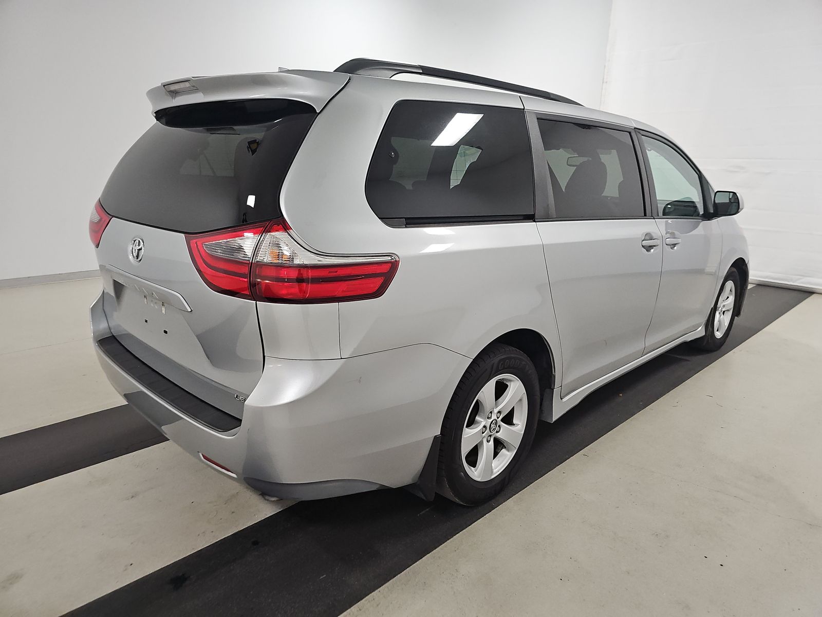 2020 Toyota Sienna LE FWD