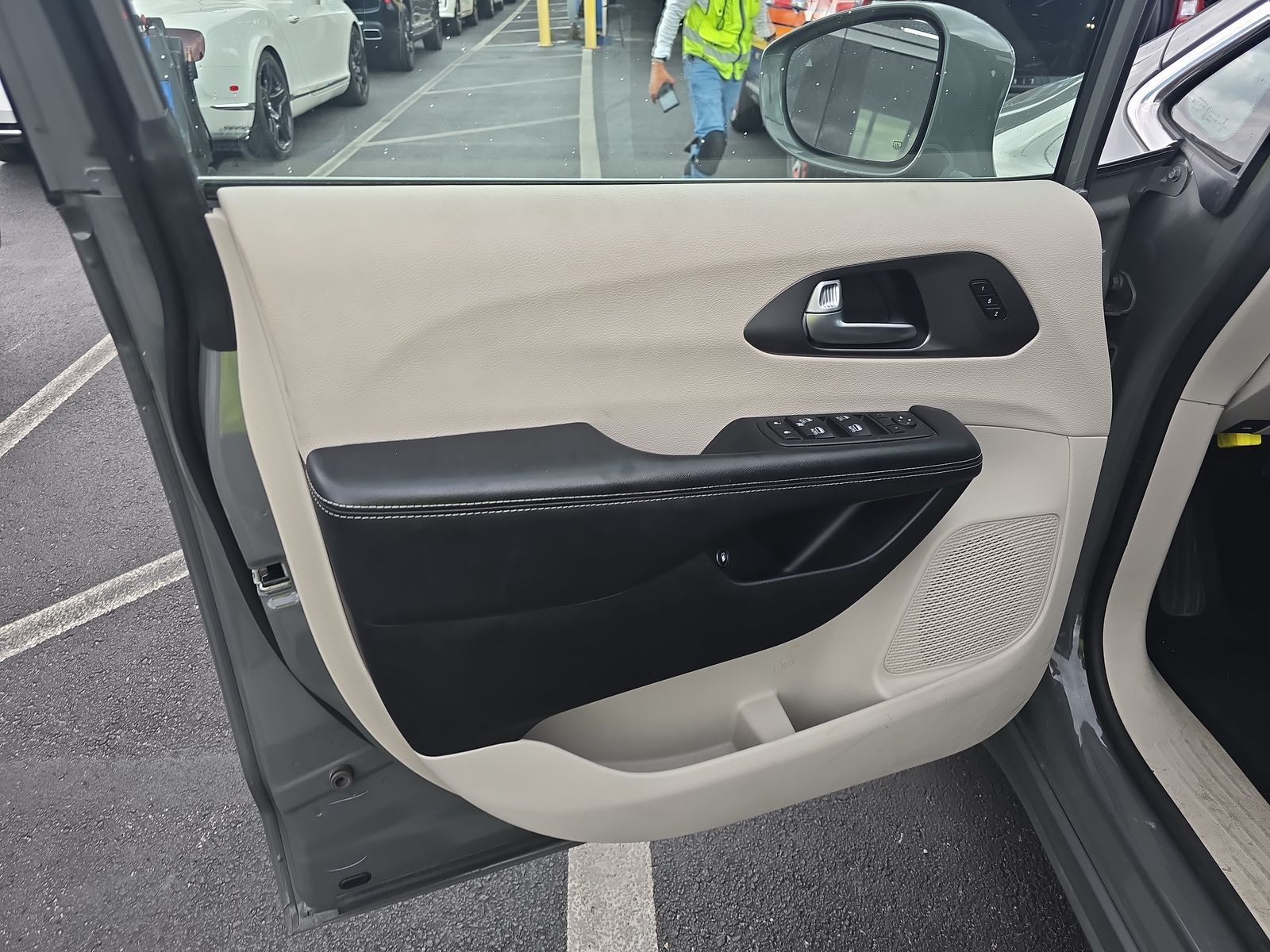 2022 Chrysler Pacifica Hybrid Touring L FWD