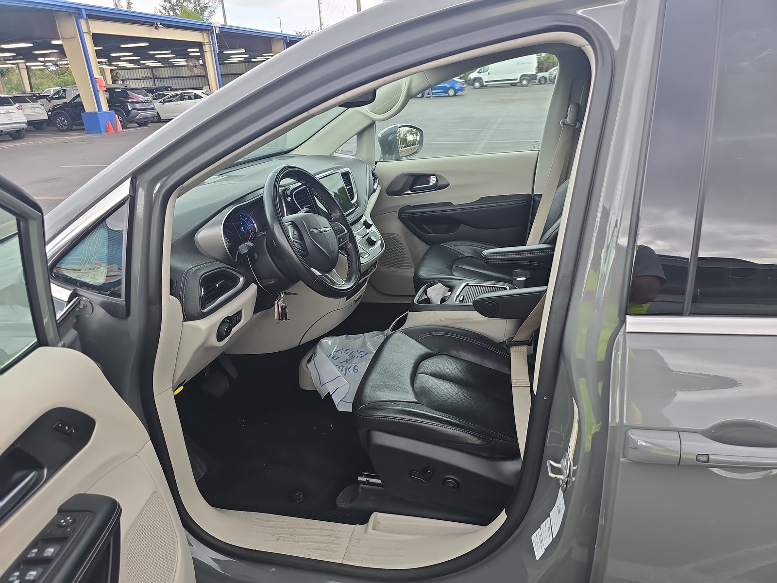 2022 Chrysler Pacifica Hybrid Touring L FWD