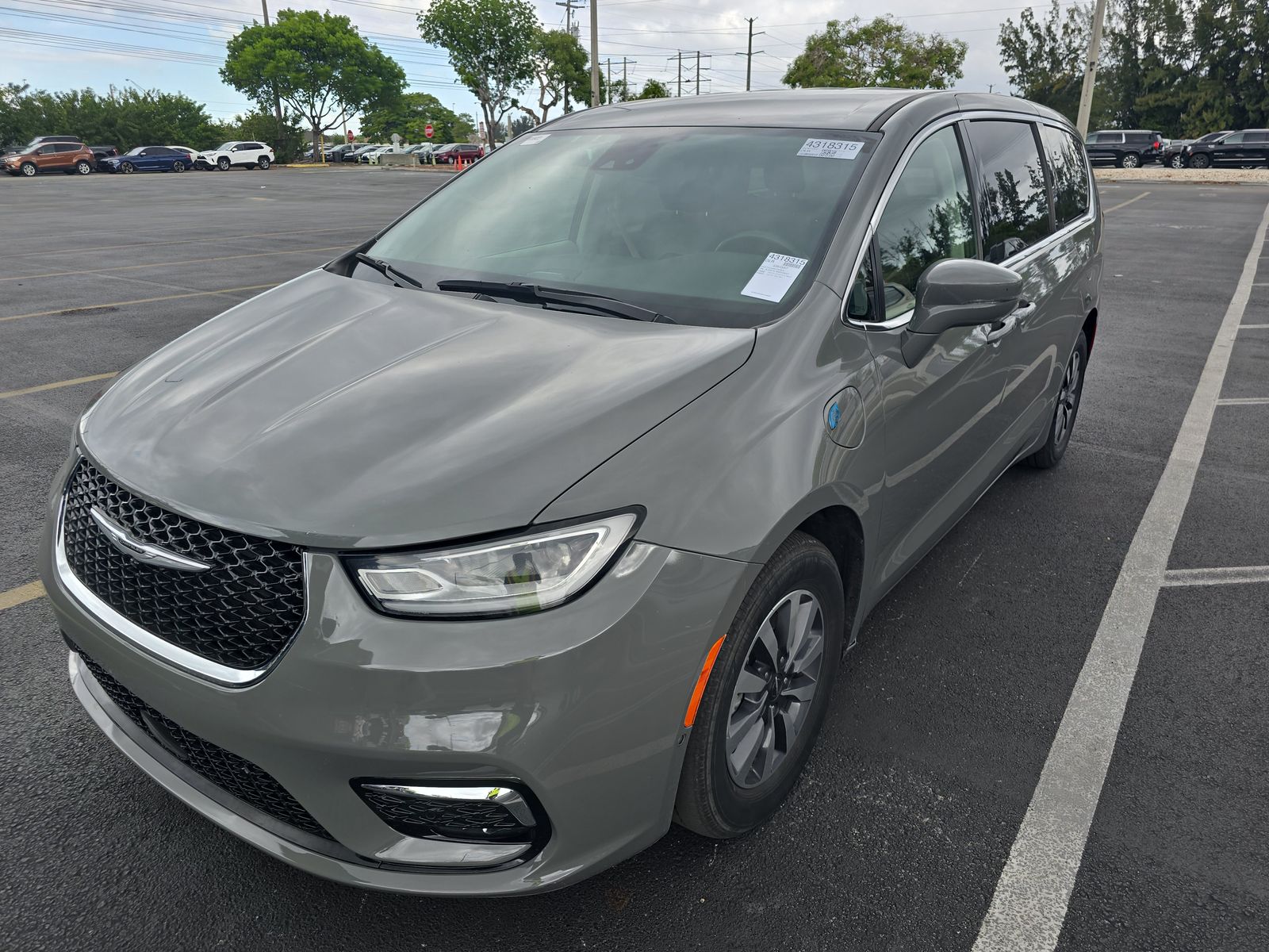 2022 Chrysler Pacifica Hybrid Touring L FWD