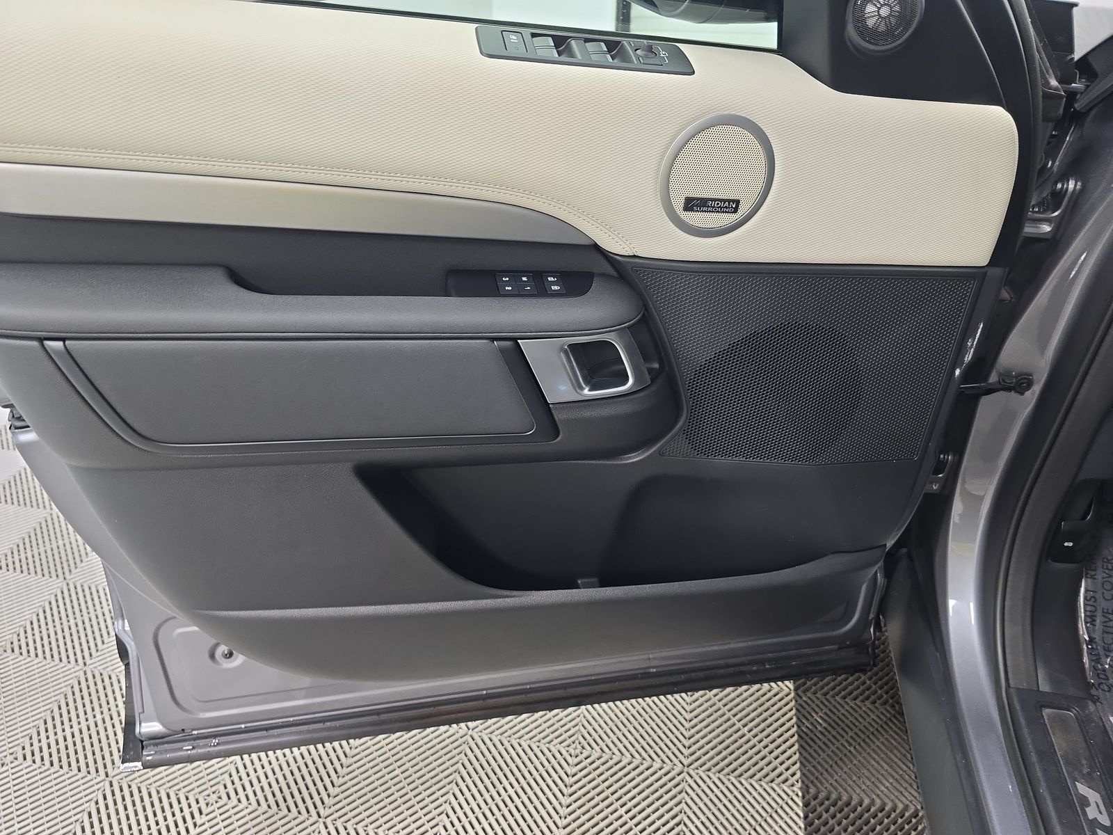 2023 Land Rover Discovery R-Dynamic HSE AWD