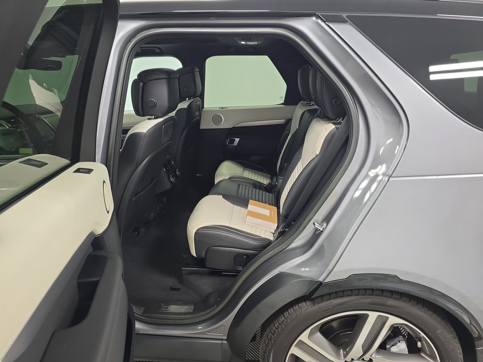 2023 Land Rover Discovery R-Dynamic HSE AWD