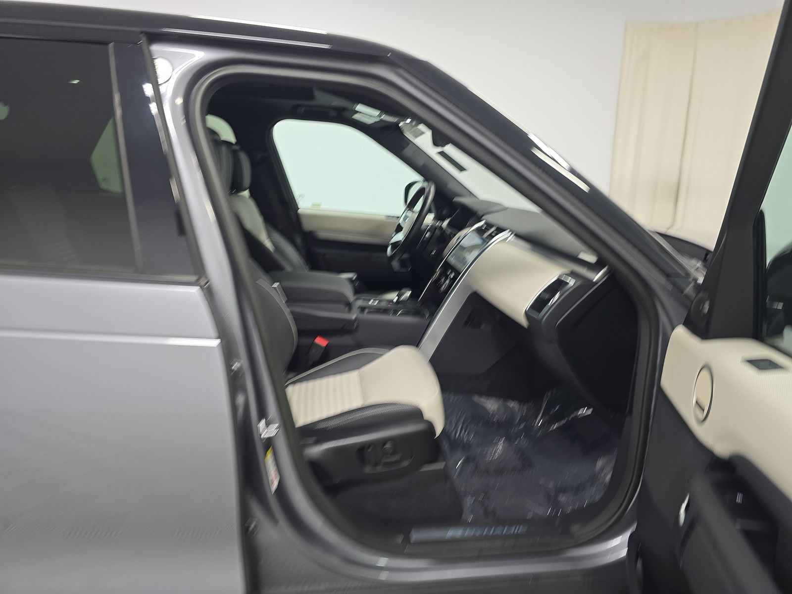 2023 Land Rover Discovery R-Dynamic HSE AWD