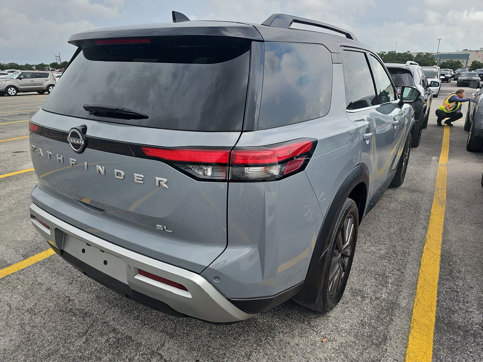 2022 Nissan Pathfinder SL FWD