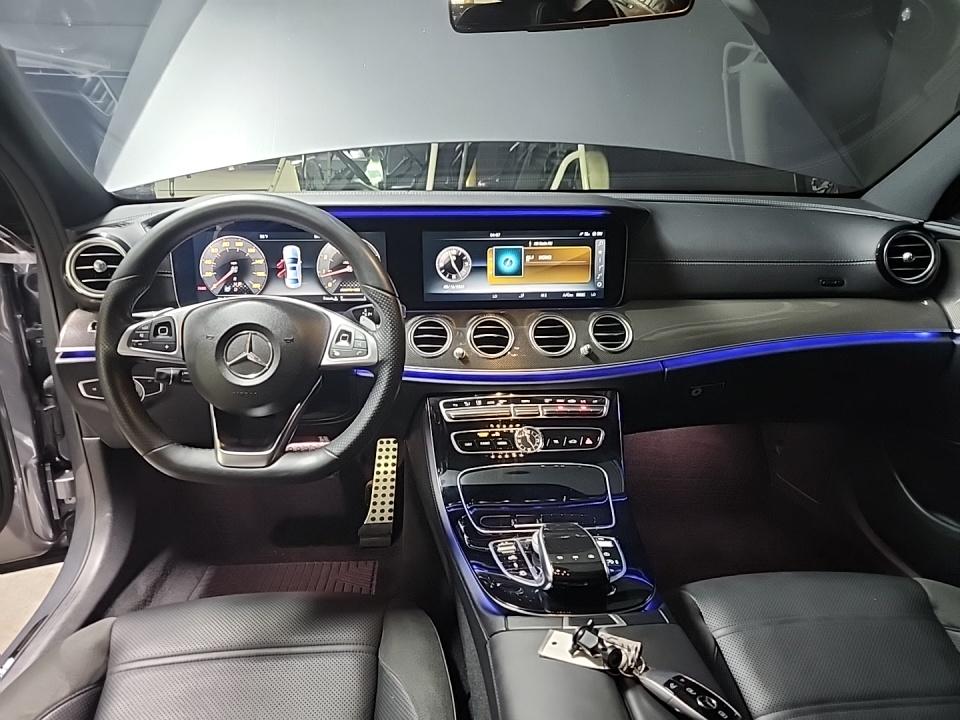 Mercedes-Benz AMG E 43 4MATIC Sedan снимка Mercedes-Benz AMG E 43 4MATIC Sedan