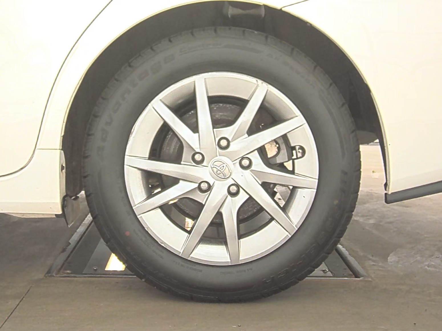 2017 Toyota Prius v Three FWD