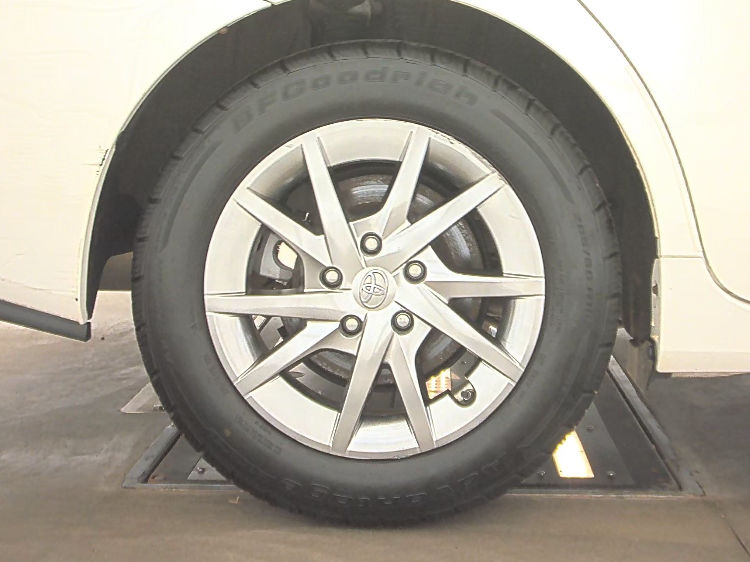 2017 Toyota Prius v Three FWD