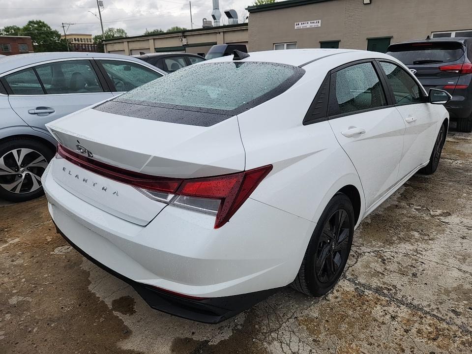 2022 Hyundai Elantra SEL FWD
