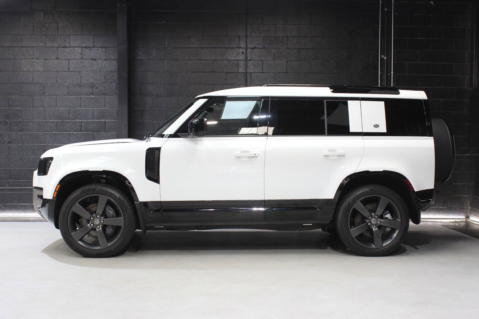 2023 Land Rover Defender 110 X-Dynamic SE AWD