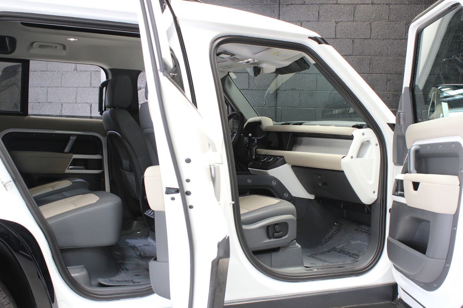 2023 Land Rover Defender 110 X-Dynamic SE AWD