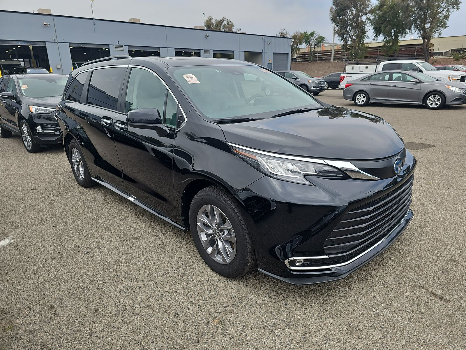 2023 Toyota Sienna XLE FWD