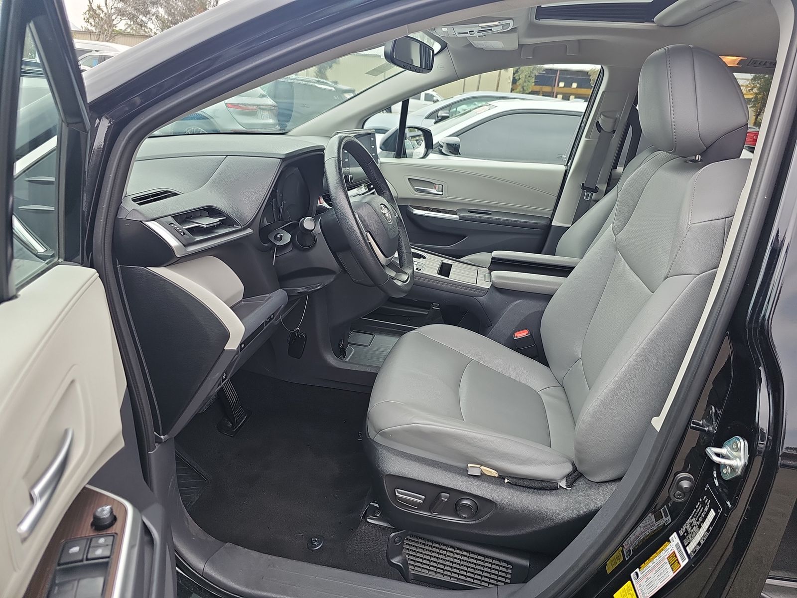 2023 Toyota Sienna XLE FWD