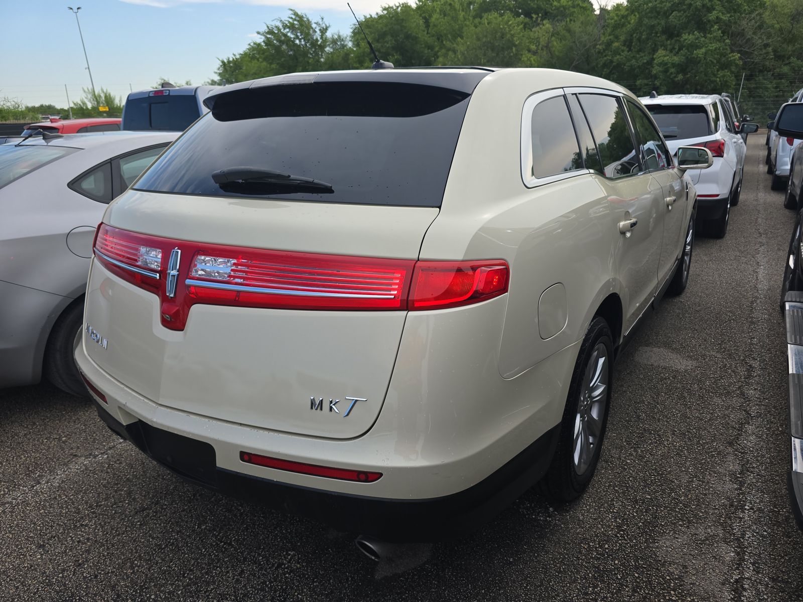 2014 Lincoln MKT Base FWD
