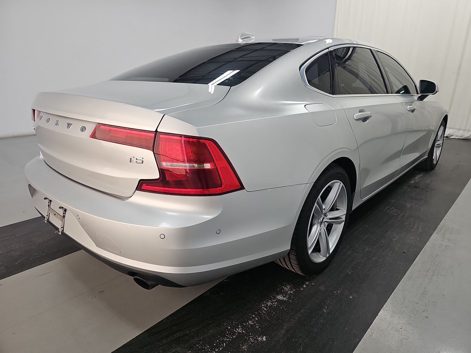 2018 Volvo S90 T5 Momentum FWD