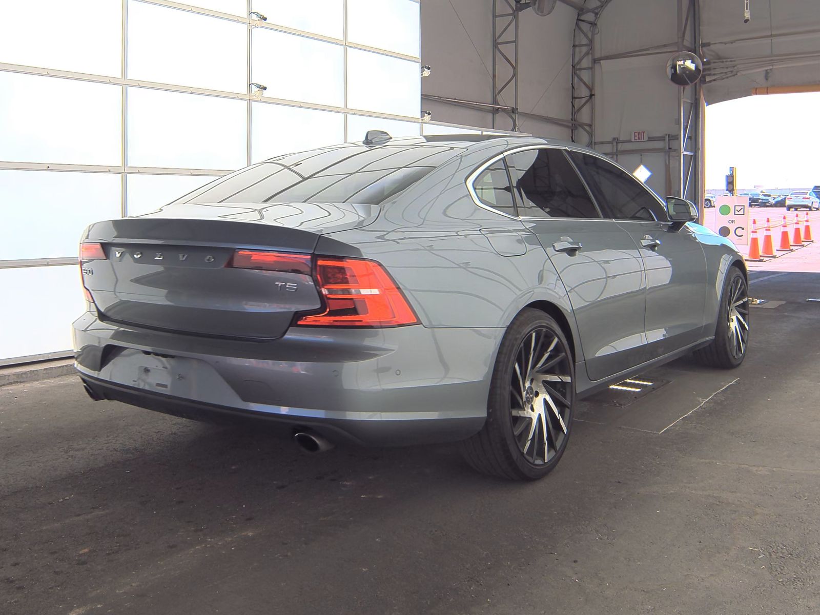 2017 Volvo S90 T5 Momentum FWD