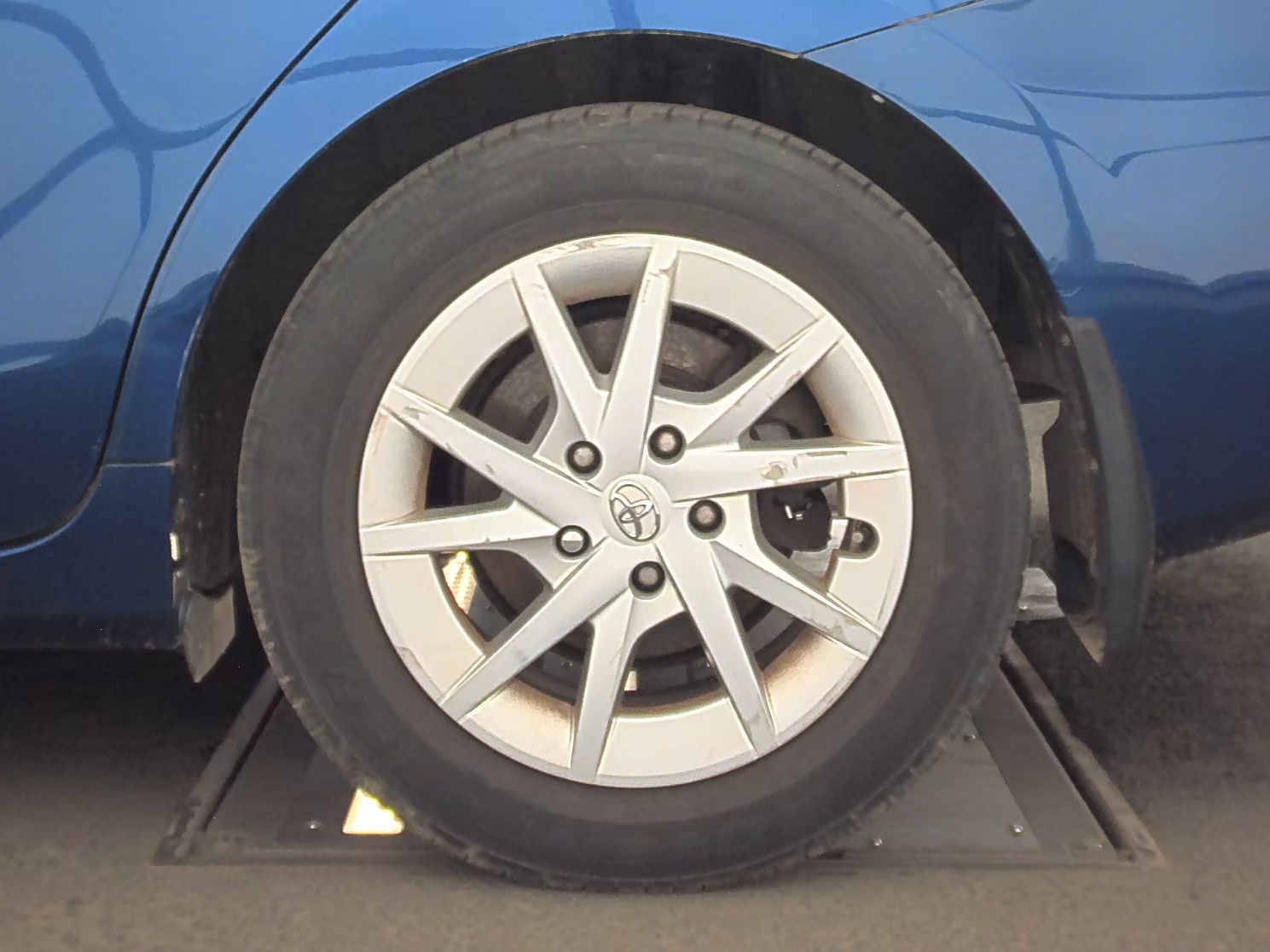 2013 Toyota Prius v Three FWD