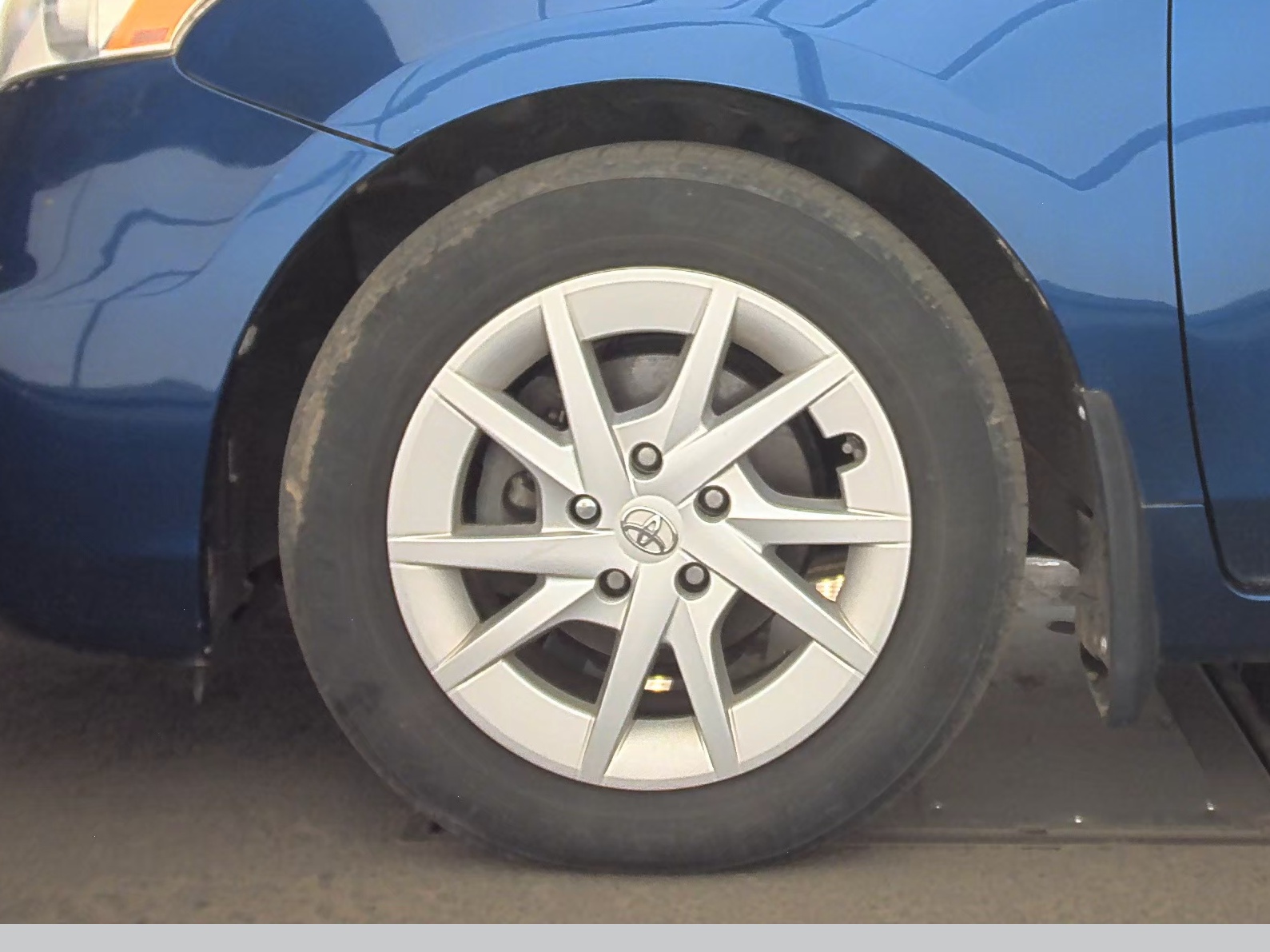 2013 Toyota Prius v Three FWD