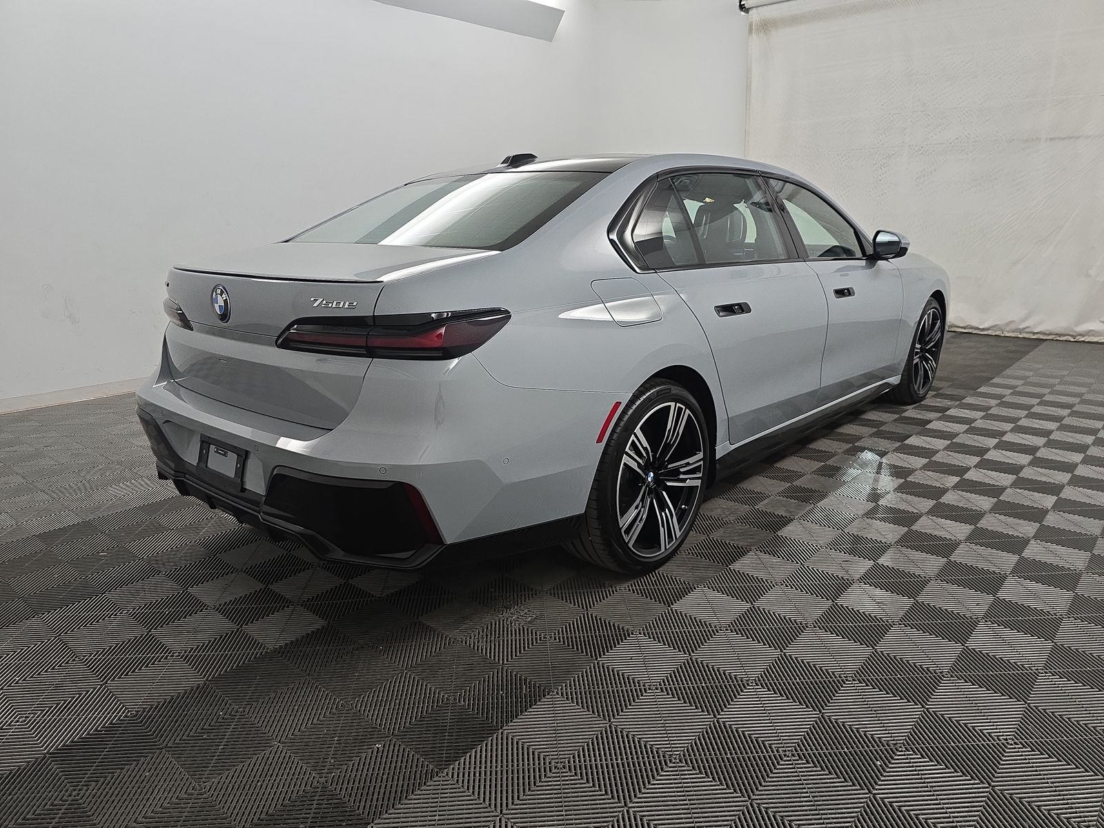 2025 BMW 7 Series 750e xDrive AWD